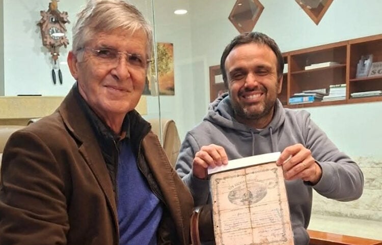 Ο Γιώργος Γιαουρτάς υποδέχθηκε τον Χοσέ Καραθανασόπουλο στην Κρήτη (φωτ.: neakriti.gr)