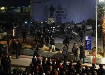 Φοιτητές και αστυνομικοί έξω από το ΑΠΘ (φωτ. αρχείου: ΜΟΤΙΟΝΤΕΑΜ/Βασίλης Βερβερίδης)