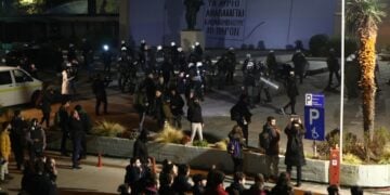 Φοιτητές και αστυνομικοί έξω από το ΑΠΘ (φωτ. αρχείου: ΜΟΤΙΟΝΤΕΑΜ/Βασίλης Βερβερίδης)