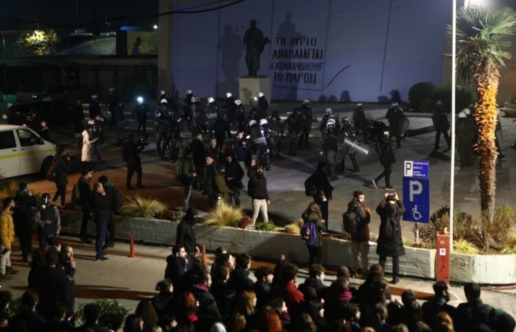 Φοιτητές και αστυνομικοί έξω από το ΑΠΘ (φωτ. αρχείου: ΜΟΤΙΟΝΤΕΑΜ/Βασίλης Βερβερίδης)