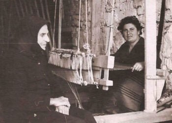 Η μάνα του Κοσμά Τσίναλη, Άφρω, στην αργαλειό της. Με παρέα τη θεία της Μαρία Ελευθεριάδου, στις αρχές της δεκαετίας του 1970 (φωτ.: Αρχείο Κοσμά Τσίναλη)