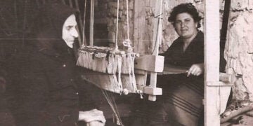 Η μάνα του Κοσμά Τσίναλη, Άφρω, στην αργαλειό της. Με παρέα τη θεία της Μαρία Ελευθεριάδου, στις αρχές της δεκαετίας του 1970 (φωτ.: Αρχείο Κοσμά Τσίναλη)