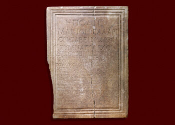 Η τιμητική επιγραφή των ρωμαϊκών χρόνων βρέθηκε στις αρχές του 1916 από το 8ο βασιλικό τάγμα Σκώτων τυφεκιοφόρων (φωτ.:  Αρχαιολογικό Μουσείο Θεσσαλονίκης)