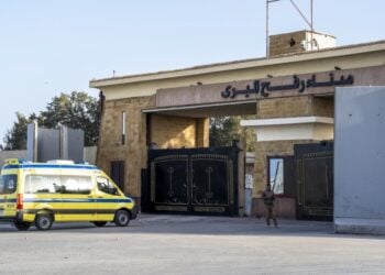 Ασθενοφόρο περιμένει στην αιγυπτιακή πλευρά του συνοριακού περάσματος στη Ράφα κατά τη διάρκεια του ανοίγματος (φωτ.: ΕΡΑ/STRINGER)