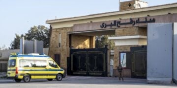 Ασθενοφόρο περιμένει στην αιγυπτιακή πλευρά του συνοριακού περάσματος στη Ράφα κατά τη διάρκεια του ανοίγματος (φωτ.: ΕΡΑ/STRINGER)