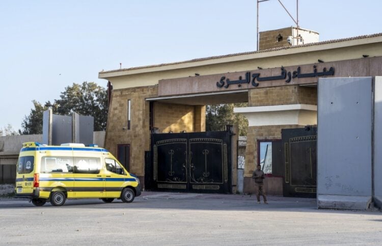 Ασθενοφόρο περιμένει στην αιγυπτιακή πλευρά του συνοριακού περάσματος στη Ράφα κατά τη διάρκεια του ανοίγματος (φωτ.: ΕΡΑ/STRINGER)