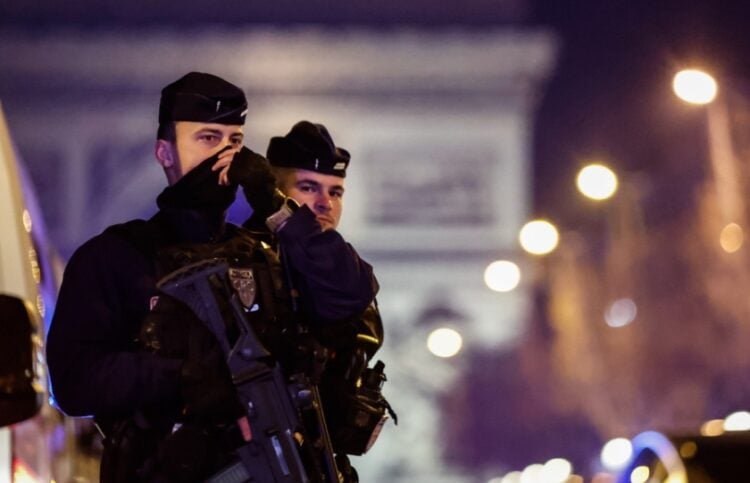 Γάλλοι αστυνομικοί στο Παρίσι (φωτ. αρχείου: . EPA/Mohammed Badra)