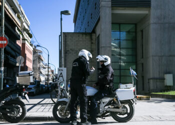 Απολογία στον ανακριτή Τρικάλων του ιδιοκτήτη της βιομηχανίας "ΒΙΟΛΑΝΤΑ" Κωνσταντίνου Τζιωρτζιώτη, Τετάρτη 18 Φεβρουαρίου 2026. Ο ιδιοκτήτης της βιομηχανίας "ΒΙΟΛΑΝΤΑ" συνελήφθη το μεσημέρι του Σαββάτου 14/02/26, καθώς η εισαγγελέας Πρωτοδικών Τρικάλων, Ευτυχία Μελετοπούλου, μετά την αξιολόγηση των νέων στοιχείων που συγκεντρώθηκαν από την ΔΑΕΕ, αναβάθμισε το κατηγορητήριο. Mε βάση τα νέα στοιχεία από την έρευνα της ΔΑΕΕ για την έκρηξη και πυρκαγιά που οδήγησε στον τραγικό θάνατο των πέντε γυναικών, στο εργοστάσιο της επιχείρησης, οι κατηγορίες μετατράπηκαν σε έκρηξη με ενδεχόμενο δόλο και ανθρωποκτονία από αμέλεια. (ΘΑΝΑΣΗΣ ΚΑΛΛΙΑΡΑΣ/EUROKINISSI)