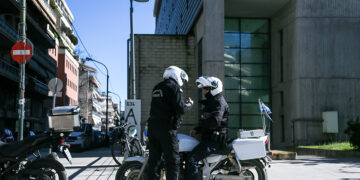 Απολογία στον ανακριτή Τρικάλων του ιδιοκτήτη της βιομηχανίας "ΒΙΟΛΑΝΤΑ" Κωνσταντίνου Τζιωρτζιώτη, Τετάρτη 18 Φεβρουαρίου 2026. Ο ιδιοκτήτης της βιομηχανίας "ΒΙΟΛΑΝΤΑ" συνελήφθη το μεσημέρι του Σαββάτου 14/02/26, καθώς η εισαγγελέας Πρωτοδικών Τρικάλων, Ευτυχία Μελετοπούλου, μετά την αξιολόγηση των νέων στοιχείων που συγκεντρώθηκαν από την ΔΑΕΕ, αναβάθμισε το κατηγορητήριο. Mε βάση τα νέα στοιχεία από την έρευνα της ΔΑΕΕ για την έκρηξη και πυρκαγιά που οδήγησε στον τραγικό θάνατο των πέντε γυναικών, στο εργοστάσιο της επιχείρησης, οι κατηγορίες μετατράπηκαν σε έκρηξη με ενδεχόμενο δόλο και ανθρωποκτονία από αμέλεια. (ΘΑΝΑΣΗΣ ΚΑΛΛΙΑΡΑΣ/EUROKINISSI)