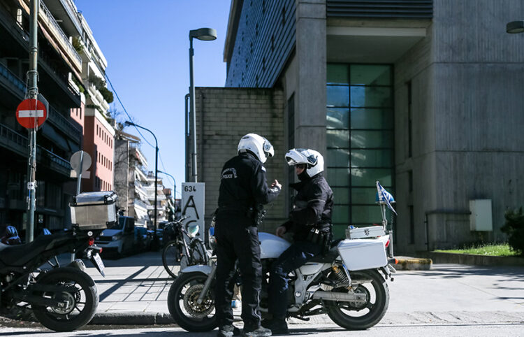 Απολογία στον ανακριτή Τρικάλων του ιδιοκτήτη της βιομηχανίας "ΒΙΟΛΑΝΤΑ" Κωνσταντίνου Τζιωρτζιώτη, Τετάρτη 18 Φεβρουαρίου 2026. Ο ιδιοκτήτης της βιομηχανίας "ΒΙΟΛΑΝΤΑ" συνελήφθη το μεσημέρι του Σαββάτου 14/02/26, καθώς η εισαγγελέας Πρωτοδικών Τρικάλων, Ευτυχία Μελετοπούλου, μετά την αξιολόγηση των νέων στοιχείων που συγκεντρώθηκαν από την ΔΑΕΕ, αναβάθμισε το κατηγορητήριο. Mε βάση τα νέα στοιχεία από την έρευνα της ΔΑΕΕ για την έκρηξη και πυρκαγιά που οδήγησε στον τραγικό θάνατο των πέντε γυναικών, στο εργοστάσιο της επιχείρησης, οι κατηγορίες μετατράπηκαν σε έκρηξη με ενδεχόμενο δόλο και ανθρωποκτονία από αμέλεια. (ΘΑΝΑΣΗΣ ΚΑΛΛΙΑΡΑΣ/EUROKINISSI)