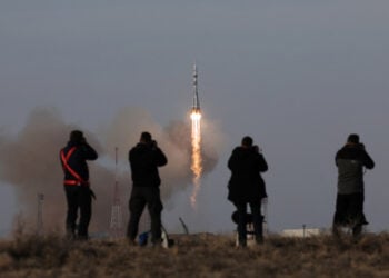 Στο κοσμοδρόμιο του Μπαϊκονούρ, κατά τη διάρκεια εκτόξευσης του πυραύλου που μεταφέρει το ρωσικό Soyuz MS-28. 27 Νοεμβρίου 2025 (φωτ.: EPA / Maxim Shipenkov)