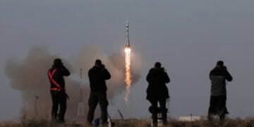 Στο κοσμοδρόμιο του Μπαϊκονούρ, κατά τη διάρκεια εκτόξευσης του πυραύλου που μεταφέρει το ρωσικό Soyuz MS-28. 27 Νοεμβρίου 2025 (φωτ.: EPA / Maxim Shipenkov)