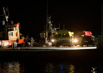 Ασθενοφόρα παραλαμβάνουν τραυματίες στο λιμάνι της Χίου για να τους μεταφέρουν στο νοσοκομείο του νησιού, Τρίτη 3 Φεβρουαρίου 2026 (φωτ.: ΑΠΕ-ΜΠΕ / Κώστας Κούργιας)