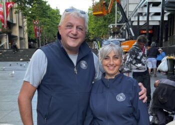 Ο Κον Θεοχαρίδης με τη σύζυγό του Κάθι συνεχίζουν ακούραστοι το φιλανθρωπικό έργο τους (φωτ.: TheGreekHerald.com.au)