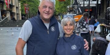 Ο Κον Θεοχαρίδης με τη σύζυγό του Κάθι συνεχίζουν ακούραστοι το φιλανθρωπικό έργο τους (φωτ.: TheGreekHerald.com.au)