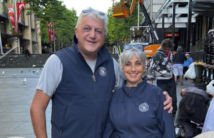 Ο Κον Θεοχαρίδης με τη σύζυγό του Κάθι συνεχίζουν ακούραστοι το φιλανθρωπικό έργο τους (φωτ.: TheGreekHerald.com.au)