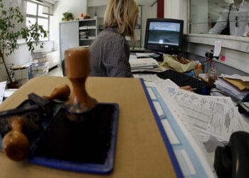Σφραγίδες σε γραφείο εφοριακού (φωτ.: EUROKINISSI / Τατιάνα Μπόλαρη)