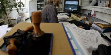Σφραγίδες σε γραφείο εφοριακού (φωτ.: EUROKINISSI / Τατιάνα Μπόλαρη)
