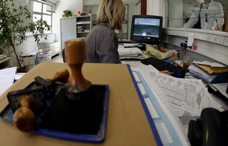 Σφραγίδες σε γραφείο εφοριακού (φωτ.: EUROKINISSI / Τατιάνα Μπόλαρη)