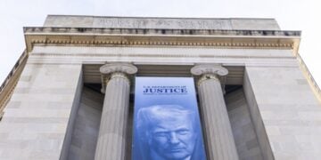 Μπάνερ με τη φωτογραφία του Ντόναλντ Τραμπ κρέμεται έξω από το υπουργείο Δικαιοσύνης, στην Ουάσινγκτον (φωτ.: EPA/Jim Lo Scalzo)