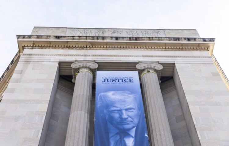 Μπάνερ με τη φωτογραφία του Ντόναλντ Τραμπ κρέμεται έξω από το υπουργείο Δικαιοσύνης, στην Ουάσινγκτον (φωτ.: EPA/Jim Lo Scalzo)