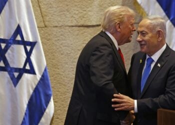 Από αριστερά, ο αμερικανός πρόεδρος Ντόναλντ Τραμπ με τον πρωθυπουργό του Ισραήλ Μπενιαμίν Νετανιάχου στην Κνεσέτ, στην Ιερουσαλήμ (φωτ.: EPA/Jalaa Marey/POOL)