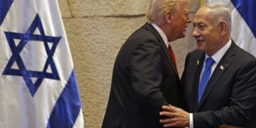 Από αριστερά, ο αμερικανός πρόεδρος Ντόναλντ Τραμπ με τον πρωθυπουργό του Ισραήλ Μπενιαμίν Νετανιάχου στην Κνεσέτ, στην Ιερουσαλήμ (φωτ.: EPA/Jalaa Marey/POOL)