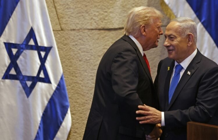 Από αριστερά, ο αμερικανός πρόεδρος Ντόναλντ Τραμπ με τον πρωθυπουργό του Ισραήλ Μπενιαμίν Νετανιάχου στην Κνεσέτ, στην Ιερουσαλήμ (φωτ.: EPA/Jalaa Marey/POOL)