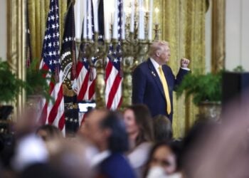 Ο αμερικανός πρόεδρος Ντόναλντ Τραμπ στη διάρκεια δεξίωσης στον Λευκό Οίκο (φωτ.: EPA/Jim Lo Scalzo/POOL)