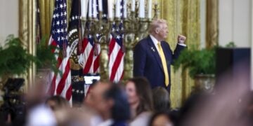 Ο αμερικανός πρόεδρος Ντόναλντ Τραμπ στη διάρκεια δεξίωσης στον Λευκό Οίκο (φωτ.: EPA/Jim Lo Scalzo/POOL)