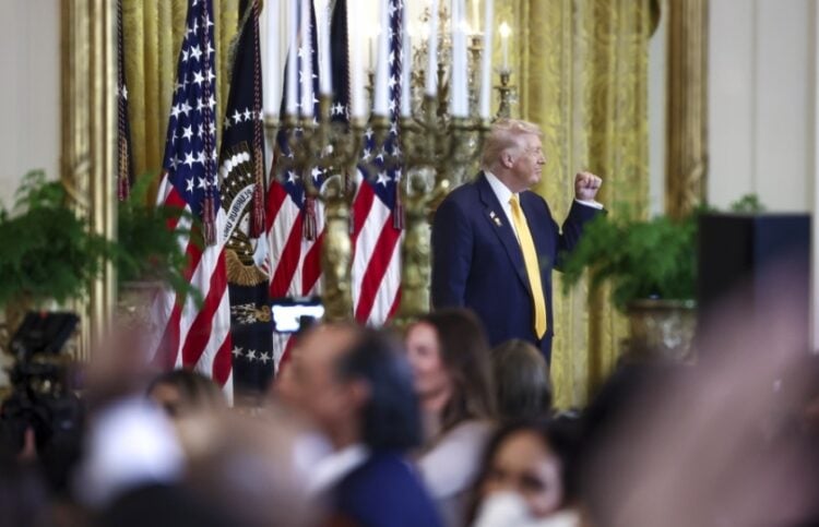 Ο αμερικανός πρόεδρος Ντόναλντ Τραμπ στη διάρκεια δεξίωσης στον Λευκό Οίκο (φωτ.: EPA/Jim Lo Scalzo/POOL)