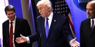 Ο Αμερικανός πρόεδρος Ντόναλντ Τραμπ κάνει δηλώσεις στους δημοσιογράφους μετά την απόφαση του Ανώτατου Δικαστηρίου, η οποία έκρινε παράνομο ένα μεγάλο μέρος των δασμών που είχε επιβάλει η αμερικανική κυβέρνηση στα εισαγόμενα προϊόντα (φωτ.: EPA/Shawn Thew)