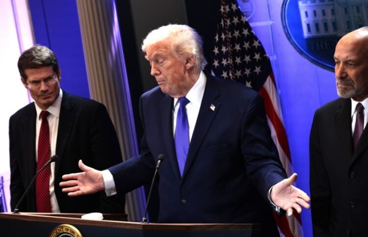 Ο Αμερικανός πρόεδρος Ντόναλντ Τραμπ κάνει δηλώσεις στους δημοσιογράφους μετά την απόφαση του Ανώτατου Δικαστηρίου, η οποία έκρινε παράνομο ένα μεγάλο μέρος των δασμών που είχε επιβάλει η αμερικανική κυβέρνηση στα εισαγόμενα προϊόντα (φωτ.: EPA/Shawn Thew)