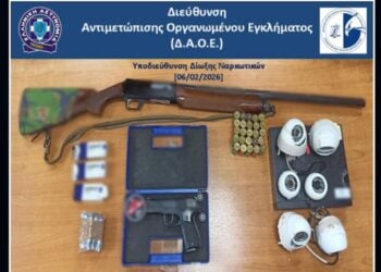 Ορισμένα από τα αντικείμενα που κατάσχεσαν οι αστυνομικοί από το σπίτι του 66χρονου (φωτ.: Ελληνική Αστυνομία)