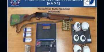 Ορισμένα από τα αντικείμενα που κατάσχεσαν οι αστυνομικοί από το σπίτι του 66χρονου (φωτ.: Ελληνική Αστυνομία)