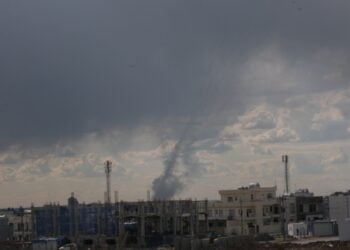 Καπνός υψώνεται από επίθεση drone στο αεροδρόμιο Ερμπίλ του Ιράκ, μετά τις εκτοξεύσεις ιρανικών πυραύλων ως απάντηση στα ισραηλινά χτυπήματα (φωτ.: EPA/Gailan Haji)