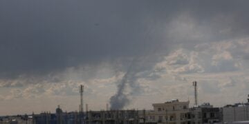 Καπνός υψώνεται από επίθεση drone στο αεροδρόμιο Ερμπίλ του Ιράκ, μετά τις εκτοξεύσεις ιρανικών πυραύλων ως απάντηση στα ισραηλινά χτυπήματα (φωτ.: EPA/Gailan Haji)