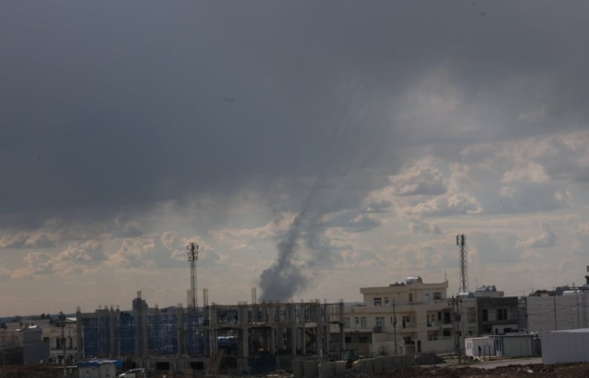 Καπνός υψώνεται από επίθεση drone στο αεροδρόμιο Ερμπίλ του Ιράκ, μετά τις εκτοξεύσεις ιρανικών πυραύλων ως απάντηση στα ισραηλινά χτυπήματα (φωτ.: EPA/Gailan Haji)