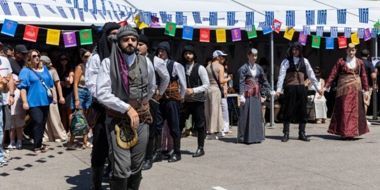 Η Ποντιακή Εστία Μελβούρνης παρουσίασε χορούς του Πόντου, κερδίζοντας τις εντυπώσεις (φωτ.: SiaLeon Video Production)