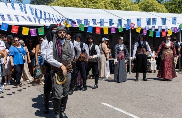 Η Ποντιακή Εστία Μελβούρνης παρουσίασε χορούς του Πόντου, κερδίζοντας τις εντυπώσεις (φωτ.: SiaLeon Video Production)