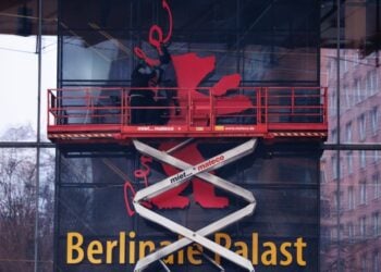 Εργάτες τοποθετούν το σήμα του φεστιβάλ κινηματογράφου του Βερολίνου, στον χώρο διεξαγωγής των εκδηλώσεων και τον προβολών (φωτ.: EPA/Clemens Bilan)