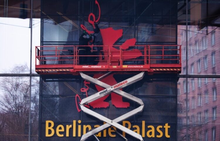 Εργάτες τοποθετούν το σήμα του φεστιβάλ κινηματογράφου του Βερολίνου, στον χώρο διεξαγωγής των εκδηλώσεων και τον προβολών (φωτ.: EPA/Clemens Bilan)