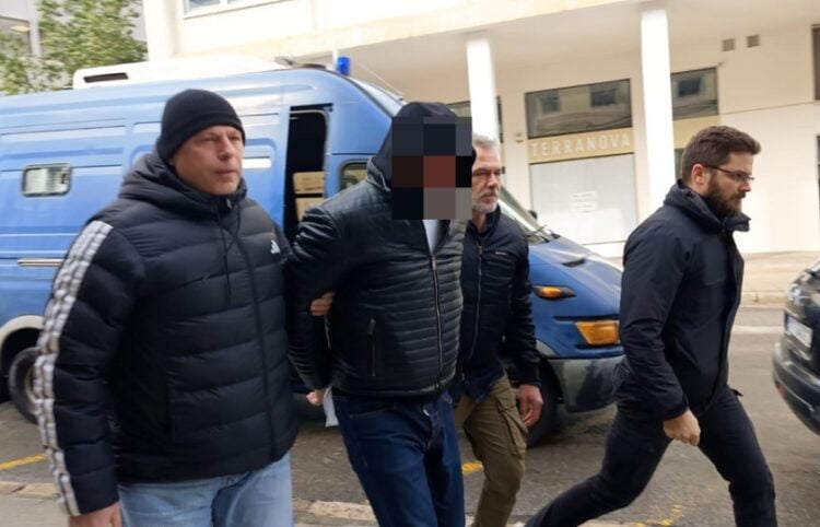 Αστυνομικοί συνοδεύουν τον κρατούμενο αρχιφύλακα στον εισαγγελέα (φωτ.: ΑΠΕ-ΜΠΕ/Άρης Μαρτάκος)