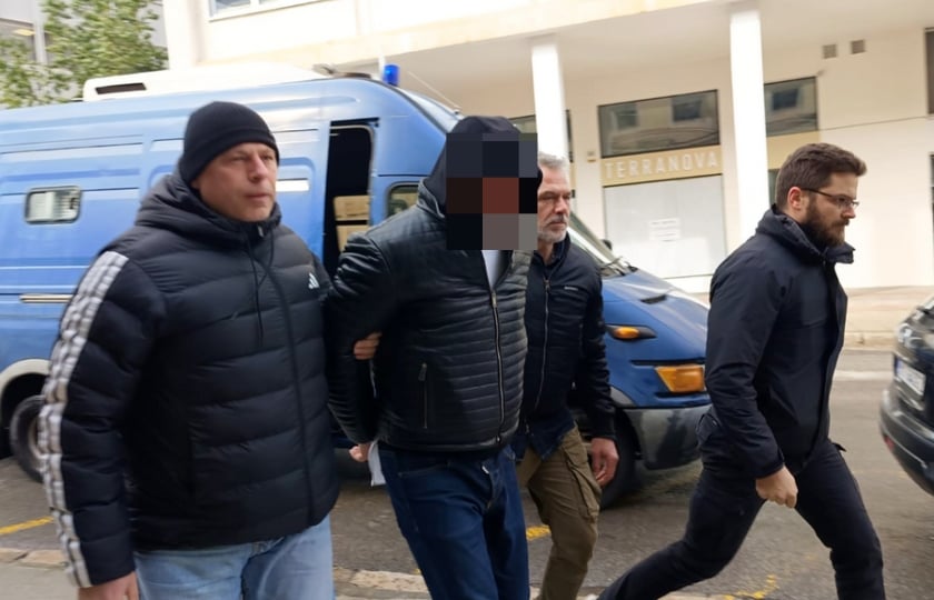 Αστυνομικοί συνοδεύουν τον κρατούμενο αρχιφύλακα στον εισαγγελέα (φωτ.: ΑΠΕ-ΜΠΕ/Άρης Μαρτάκος)