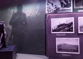 Ορισμένες από τις φωτογραφίες μαζί με μια από τις φωτογραφικές μηχανές των Γερμανών στρατιωτών  (φωτ.: Παναγιώτης Σαββίδης)