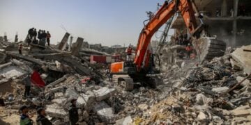 Παλαιστίνιοι ερευνούν για τις σορούς 67 μελών μιας οικογένειας κάτω από τα ερείπια του σπιτιού τους, που καταστράφηκε μετά από ισραηλινή επιδρομή στη βόρεια πλευρά της Γάζας (φωτ.: EPA/Mohammed Saber)