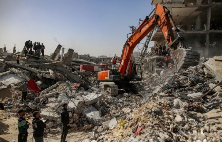 Παλαιστίνιοι ερευνούν για τις σορούς 67 μελών μιας οικογένειας κάτω από τα ερείπια του σπιτιού τους, που καταστράφηκε μετά από ισραηλινή επιδρομή στη βόρεια πλευρά της Γάζας (φωτ.: EPA/Mohammed Saber)