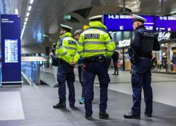 Γερμανοί αστυνομικοί στον κεντρικό σιδηροδρομικό σταθμό του Βερολίνου (φωτ.: EPA / Hannibal Hanschke)