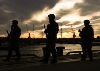 Γερμανοί στρατιώτες στο λιμάνι του Αμβούργου στη διάρκεια στρατωτικής άσκησης τον περασμένο Σεπτέμβριο (φωτ. αρχείου: EPA/Filip Singer)