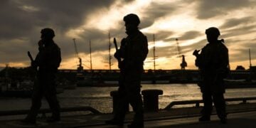 Γερμανοί στρατιώτες στο λιμάνι του Αμβούργου στη διάρκεια στρατωτικής άσκησης τον περασμένο Σεπτέμβριο (φωτ. αρχείου: EPA/Filip Singer)